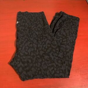Lululemon Align 21” crop formation camo deep coal size 8 euc black/gray